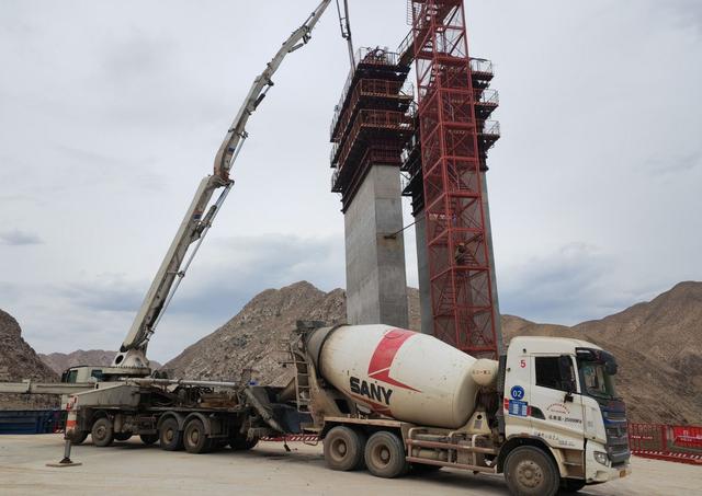 中國(guó)十七冶連霍高速什川黃河特大橋首座雙肢實(shí)心墩柱順利封頂，混凝土泵送技術(shù)再創(chuàng)佳績(jī)